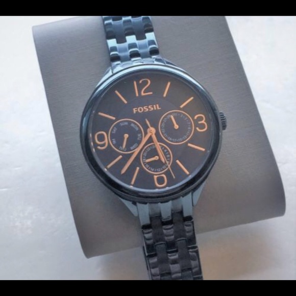 NWT Fossil watch WITH BOX - Picture 3 of 4
